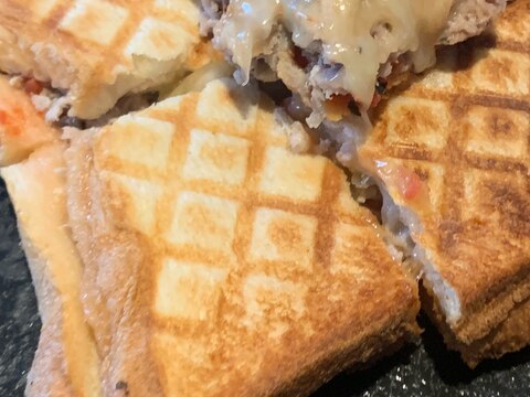 ソーセージで簡単、ピザ風ホットサンド